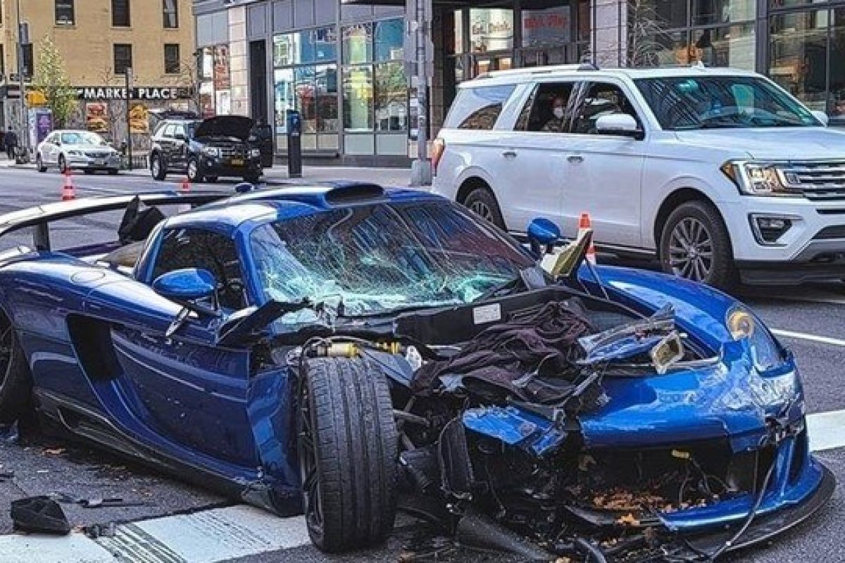 Motorista em alta velocidade bate e destrói carro de luxo em Manhattan, nos Estados Unidos 