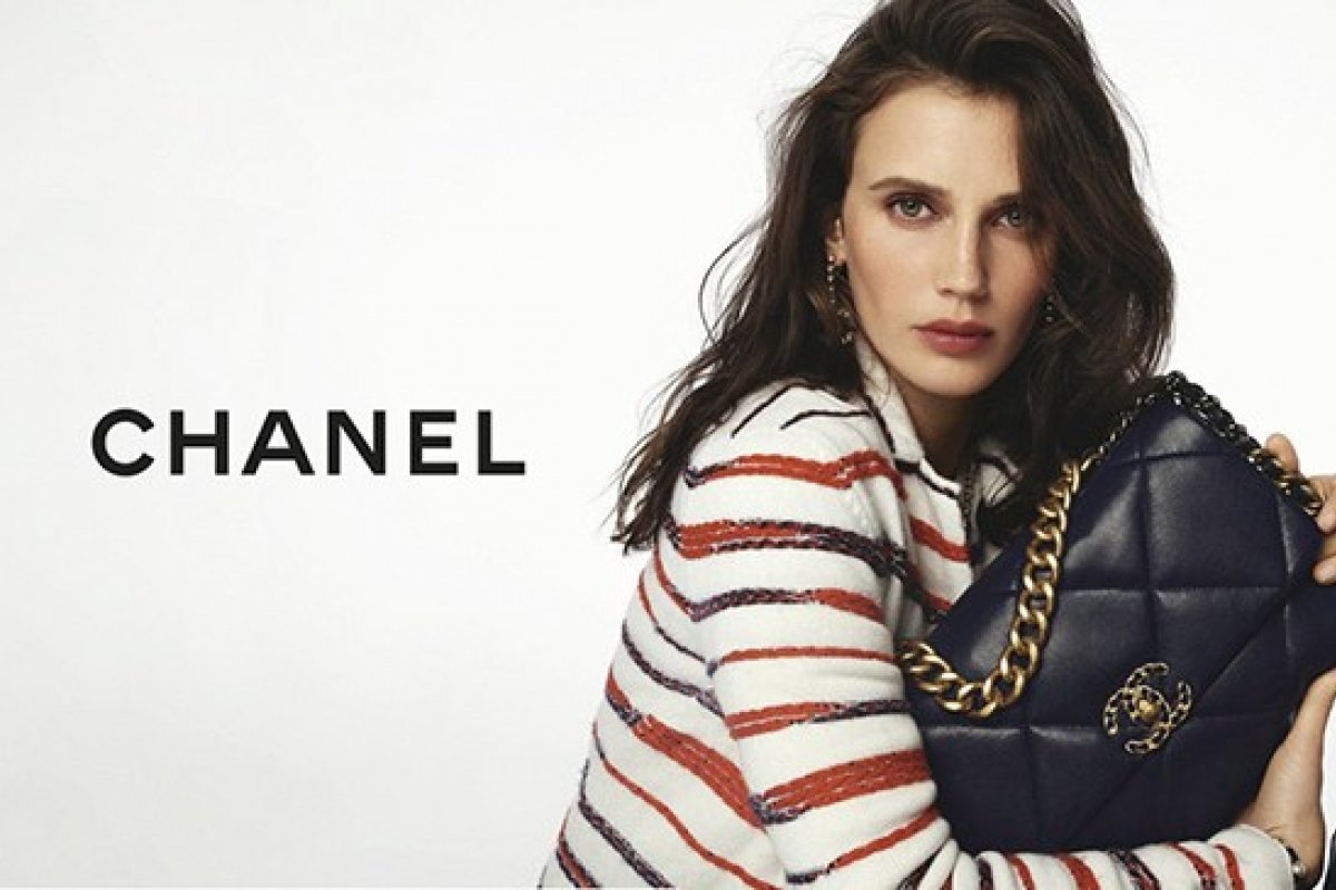 Sai do forno as novas versões da icônica bolsa Chanel 19 