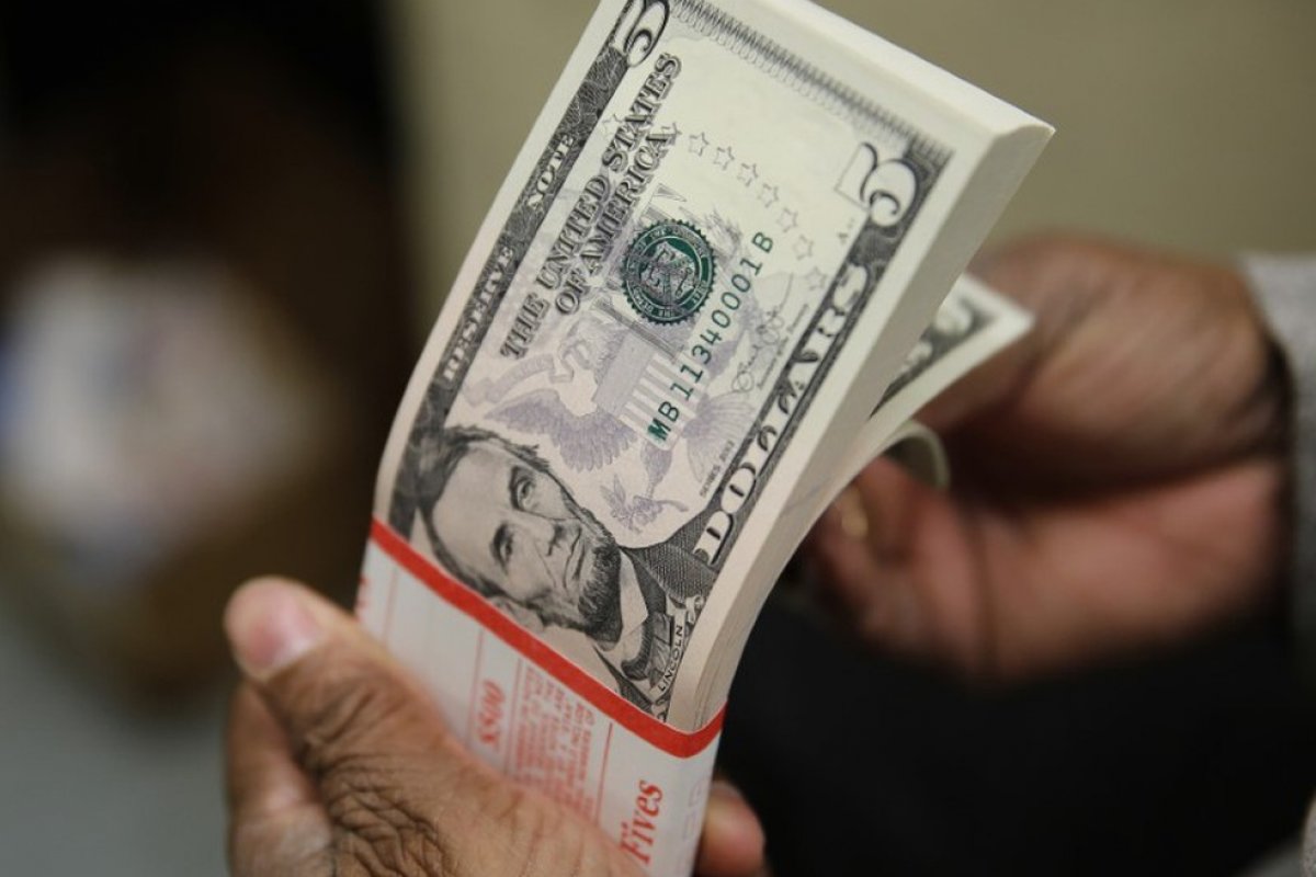 Dólar abre em queda nesta quinta (9)