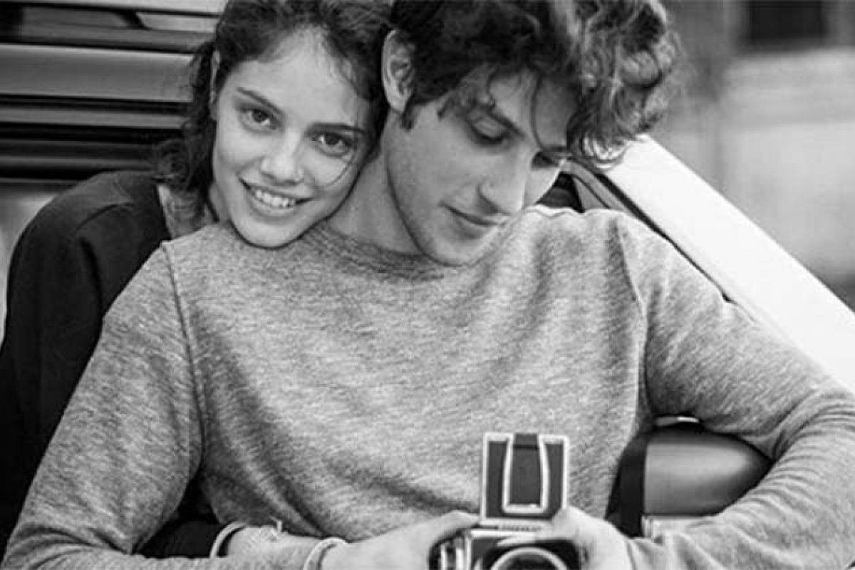 Chay Suede compartilha  barriga de gravidez de Laura Neiva na web