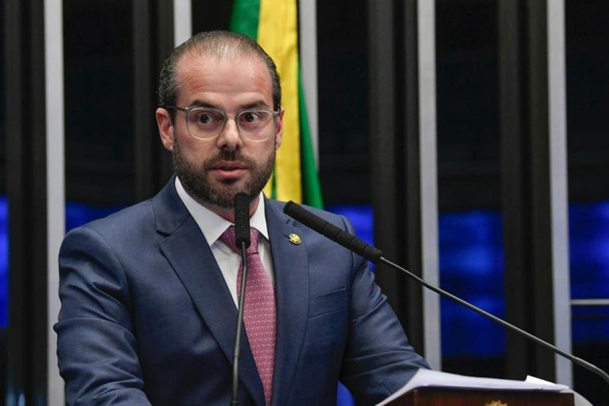 Recuperado da Covid-19, Prisco Bezerra devolve mandato a Cid Gomes