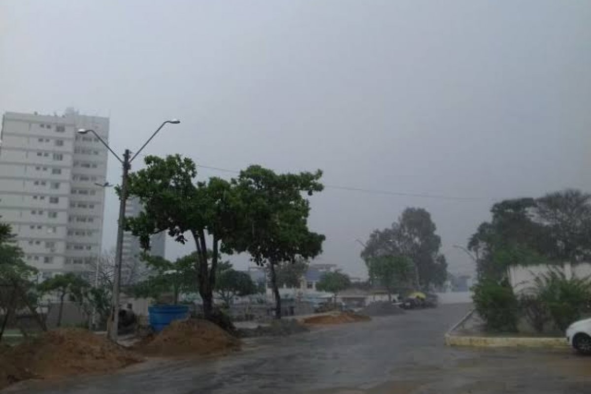 Forte chuva invade casas em Vitória da Conquista, no sudoeste da Bahia