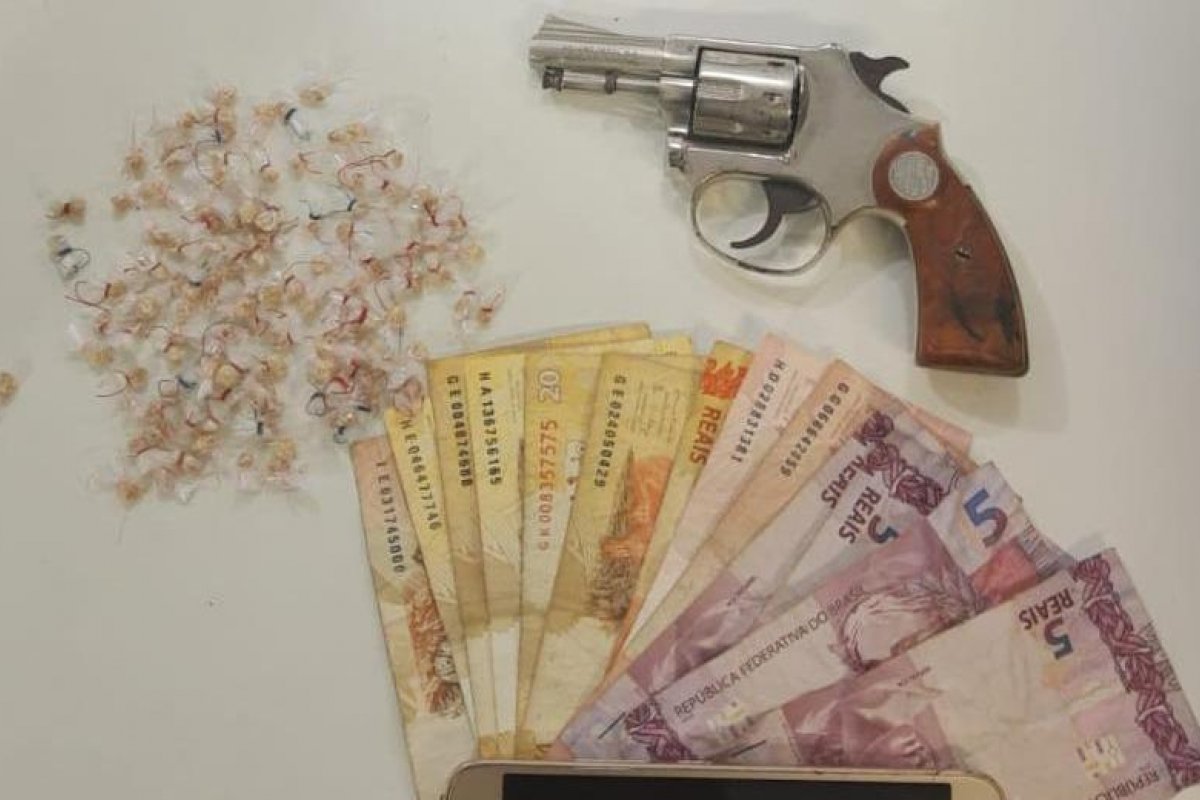 Jovem de 20 anos é preso com com arma, munições e drogas