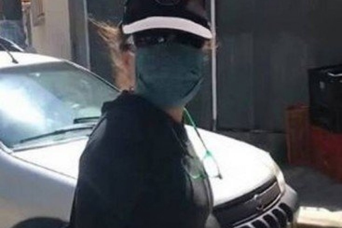 Regina Duarte aparece em feira de máscara, óculos e boné no ‘estilo ninja’ 