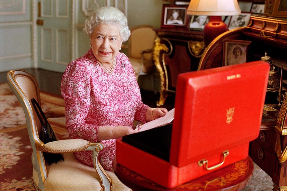 Pela primeira vez em 68 anos de reinado, rainha Elizabeth fala sobre espírito pascal e pede que britânicos respeitem a quarentena