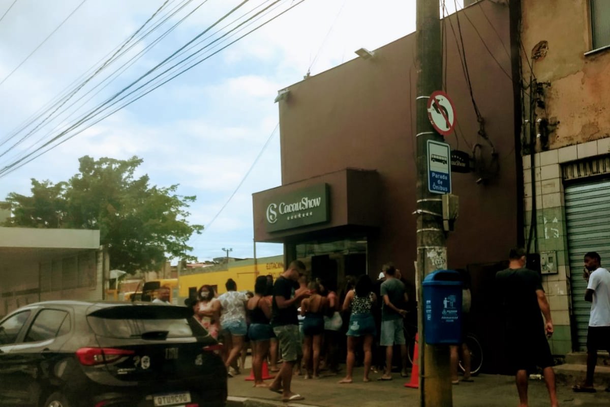 Aglomeração de pessoas é vista no Caminho de Areia em Salvador 