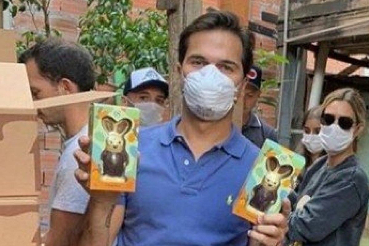 Filho de Nelson Piquet aterrissa em Paraisópolis para distribuir  ovos de Páscoa 