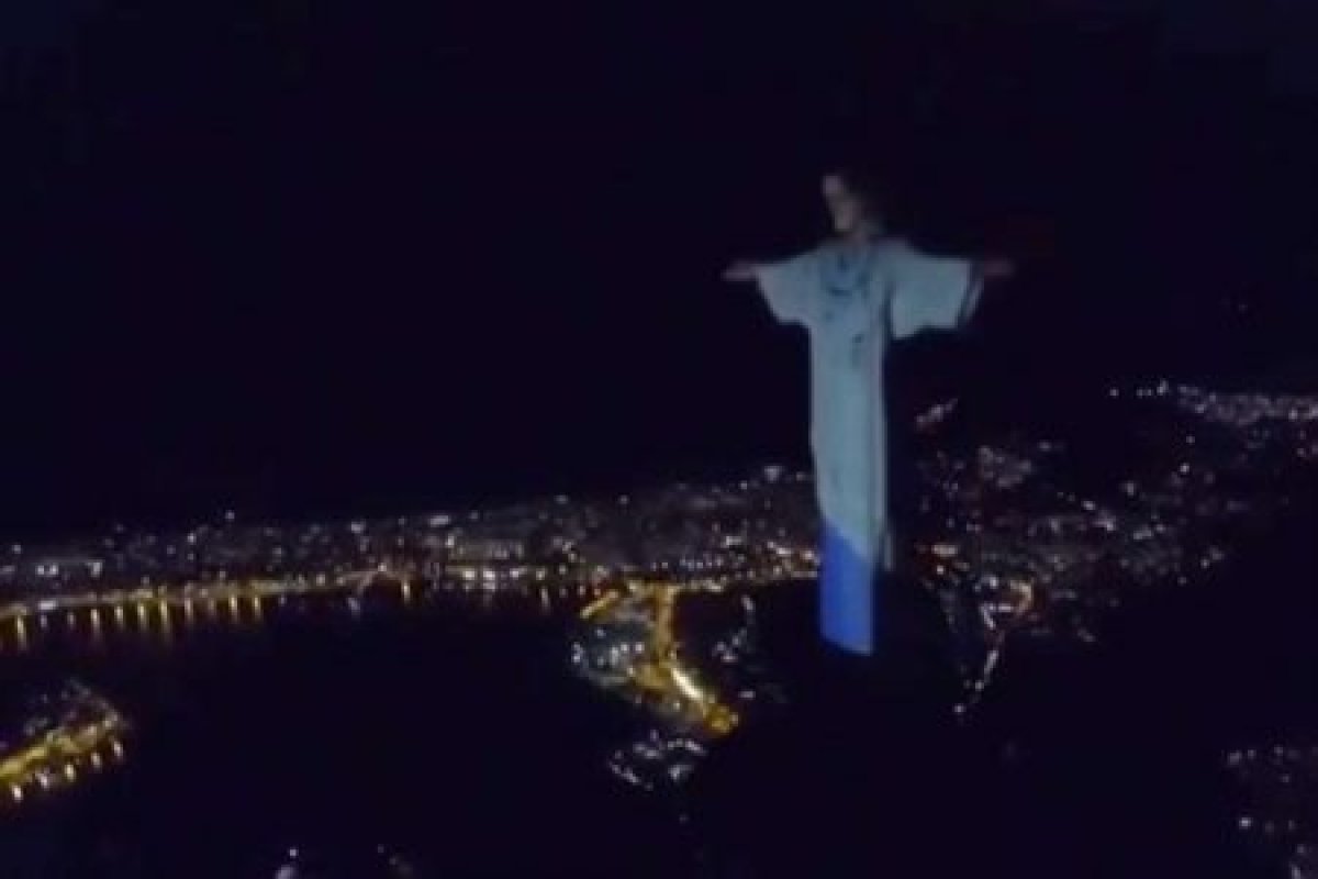 Cristo Redentor ganha jaleco em homenagem aos profissionais de saúde