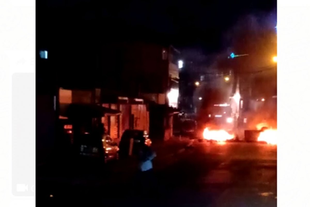 Moradores realizam protesto no bairro da Mata Escura, em Salvador
