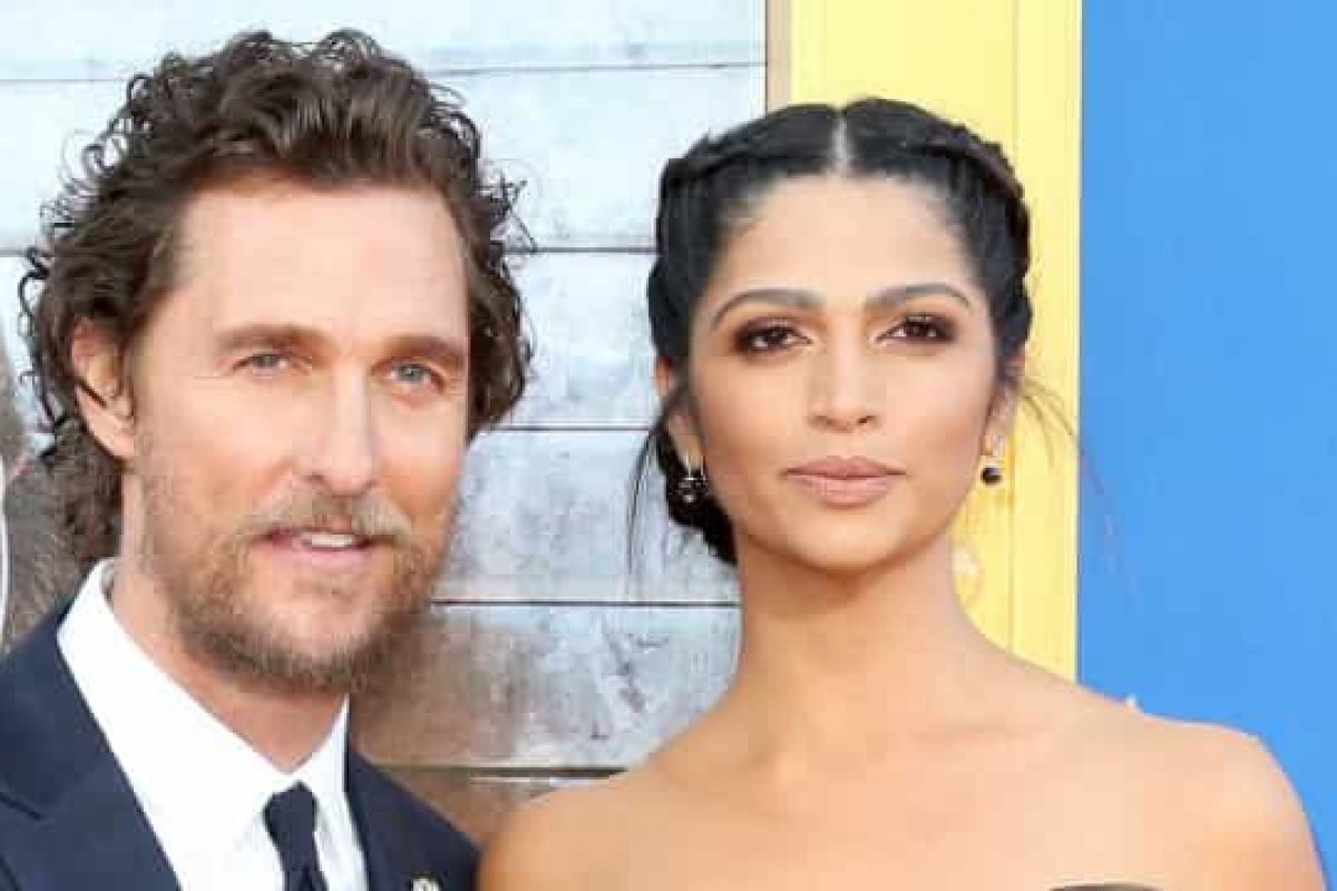 Modelo brasileira Camila Alves e seu marido Matthew McConaughey doam 80 mil máscaras 
