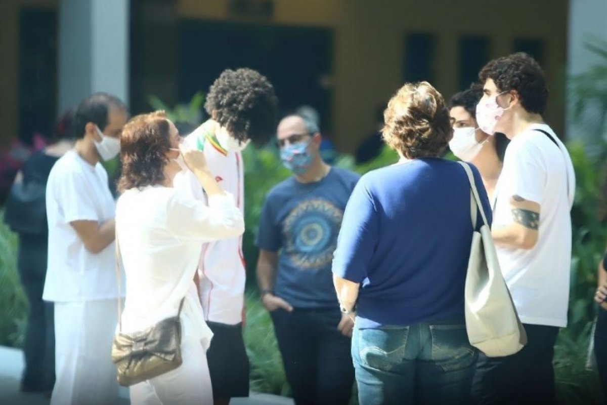 Amigos e familiares se despedem de Moraes Moreira em velório