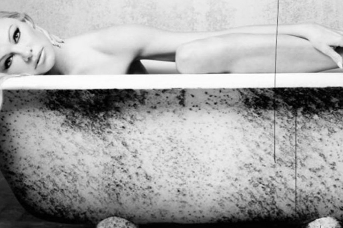 Para celebrar a chegada dos 52 anos, Pamela Anderson posta foto nua na banheira 