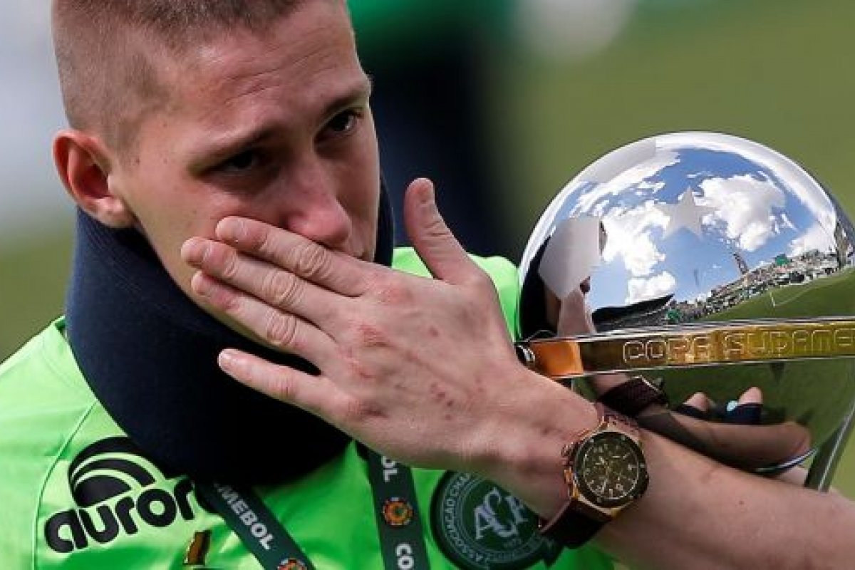 Ex-goleiro da Chapecoense,  mostra cicatrizes  do acidente e manda recado sobre lição de vida