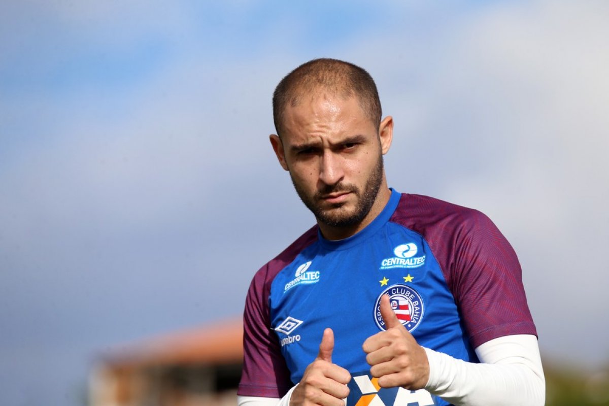 Após ser anunciado no Cruzeiro, Régis se depende do Bahia