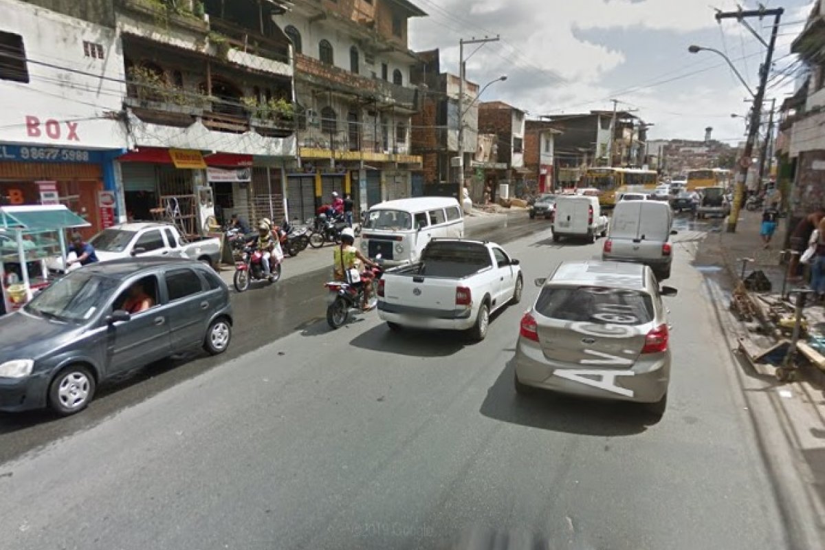 Homem morre após colisão entre moto e carro em Salvador