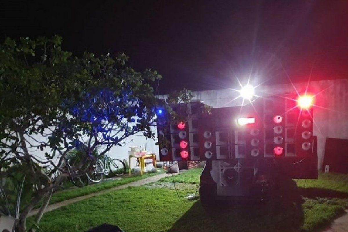 PM apreende paredão de som em festa com cerca de 70 pessoas 