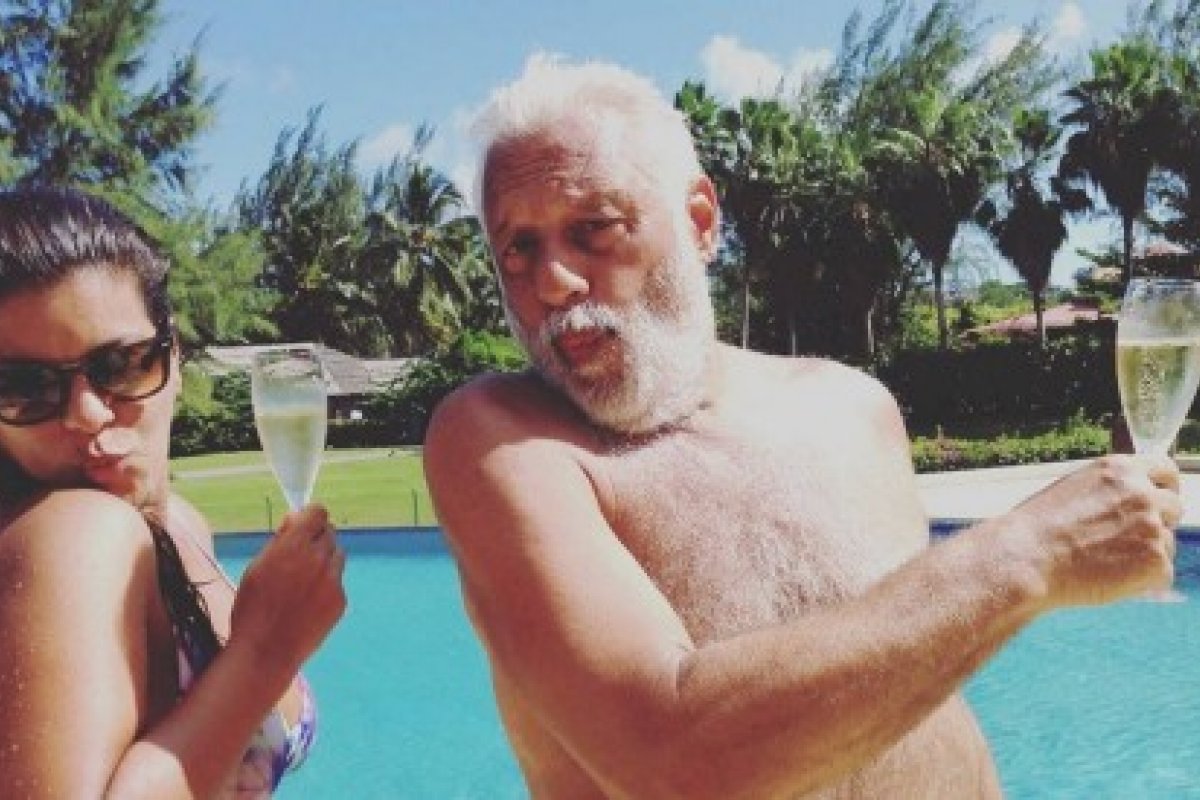 Antônio Fagundes agita a web ao fazer pose de 'beijinho no ombro' 