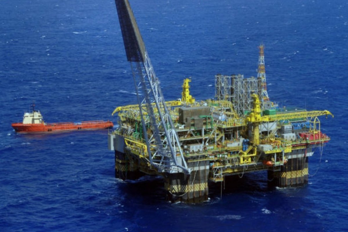 Preço do petróleo entra em colapso e fecha negativo pela 1ª vez na história