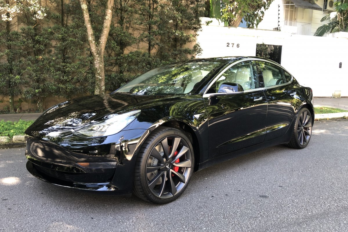 Andamos em um Tesla Model 3 no Brasil
