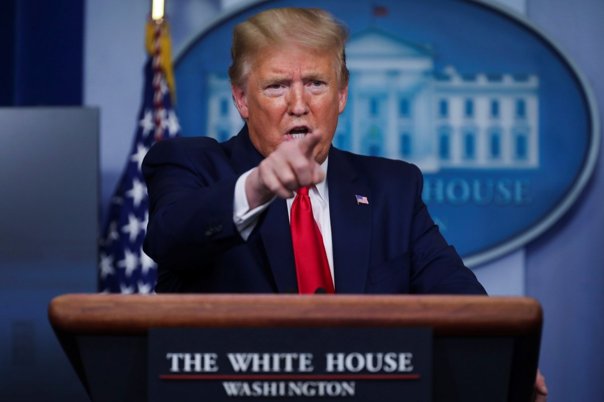 Coronavírus: Trump comunica suspensão temporária da imigração