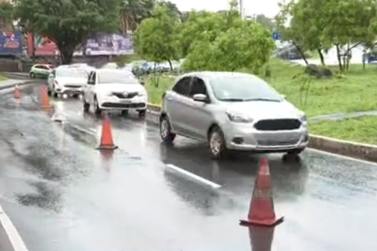 Ciclista sofre ferimentos após ser atingido por carro no túnel Américo Simas