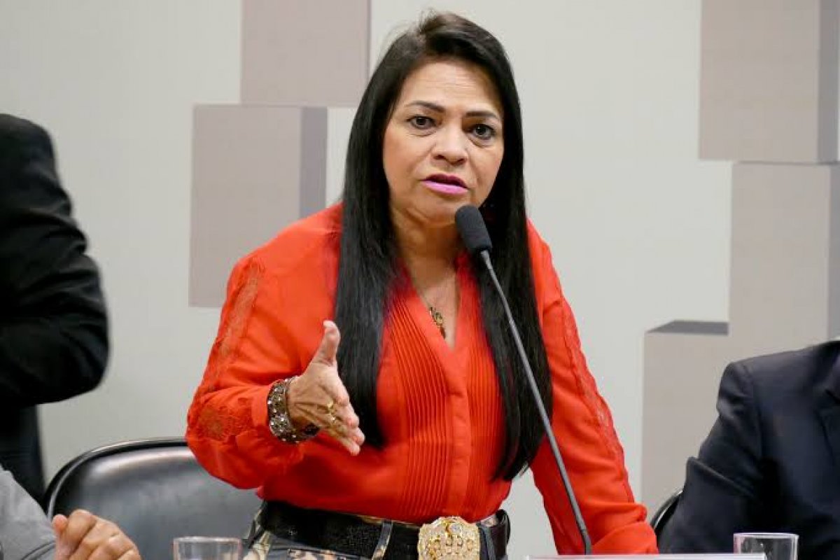 Após romper com vereador, prefeita de Lauro de Freitas exonera 84 servidores