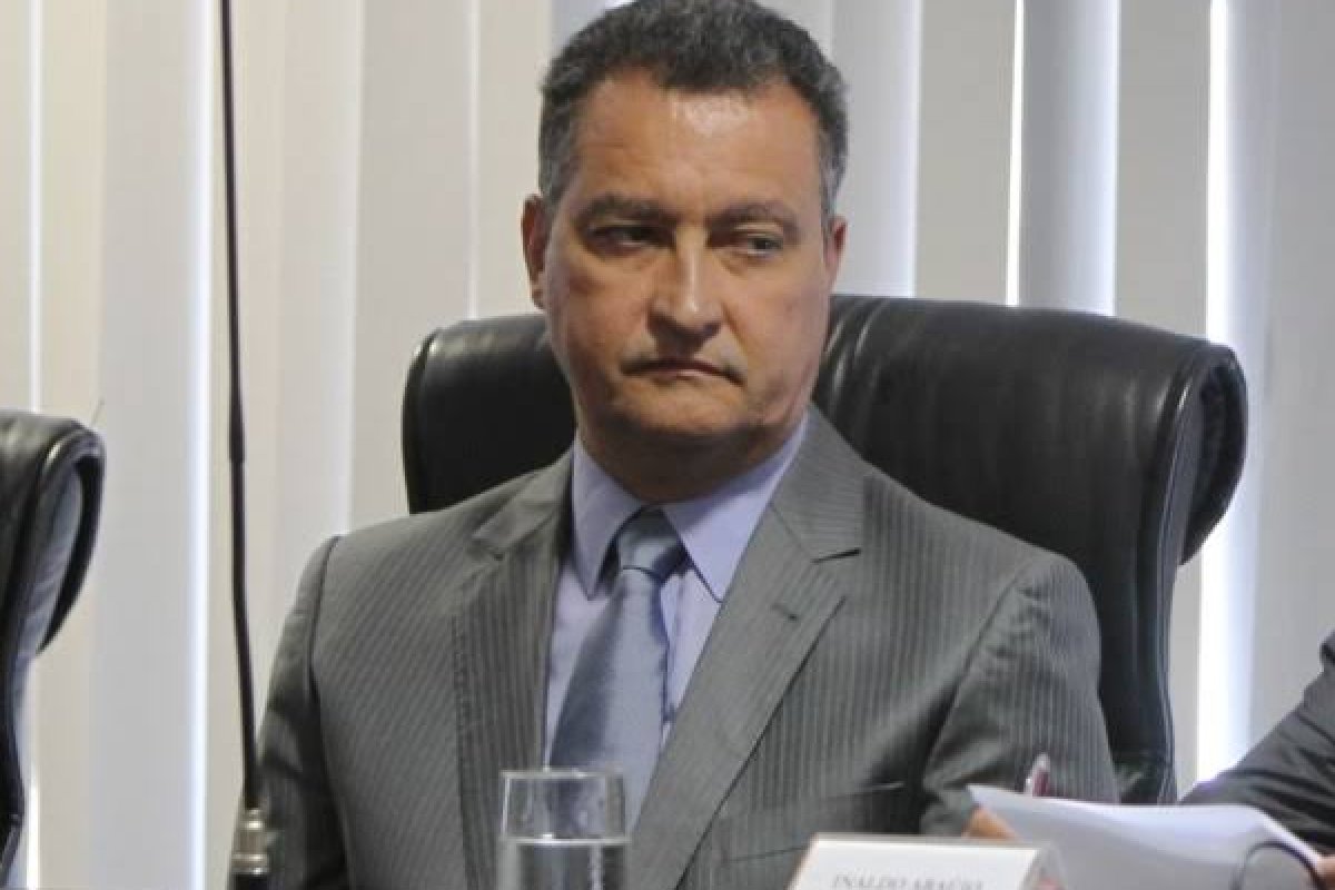 Governador diz que ano letivo pode ser concluído apenas em fevereiro