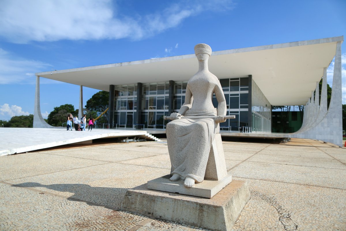 Advogados vão ao Supremo para obrigar Maia a avaliar pedido de impeachment contra Bolsonaro