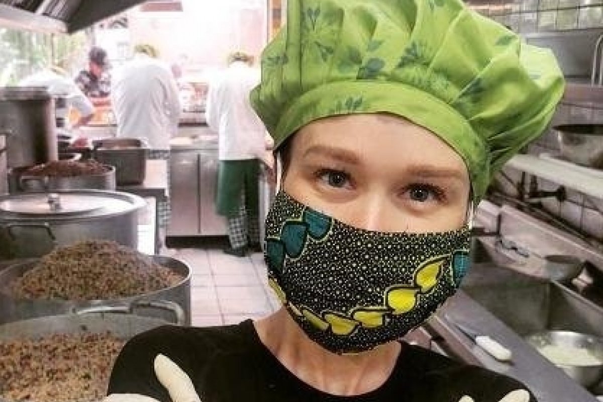 Corrente do bem: Mariana Ximenes participa de ação voluntària e ajuda a produzir 1500 marmitas 