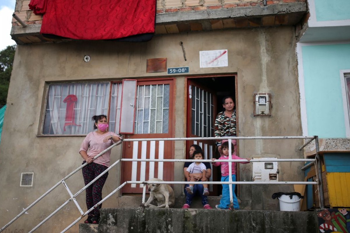 Para sinalizar fome, colombianos penduram panos vermelhos nas janelas