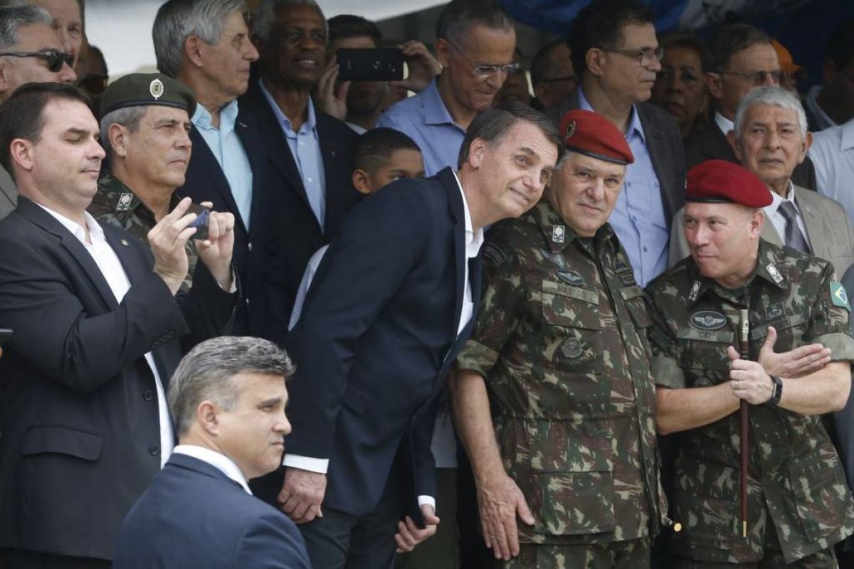 Militares se sentem traídos após exoneração de Maurício Valeixo e cogitam retirar apoio a Bolsonaro
