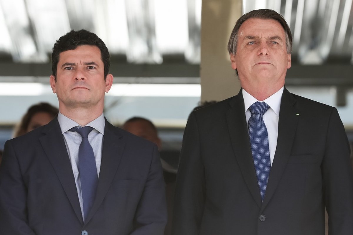 Moro mostra mensagens em que Bolsonaro pede mudança na liderança da PF 