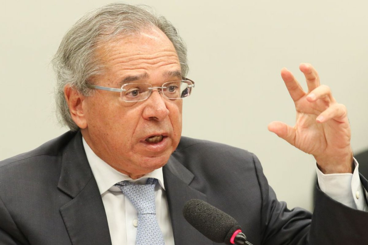 Congelar salários de servidores pode gerar economia de R$ 171 bi até 2021