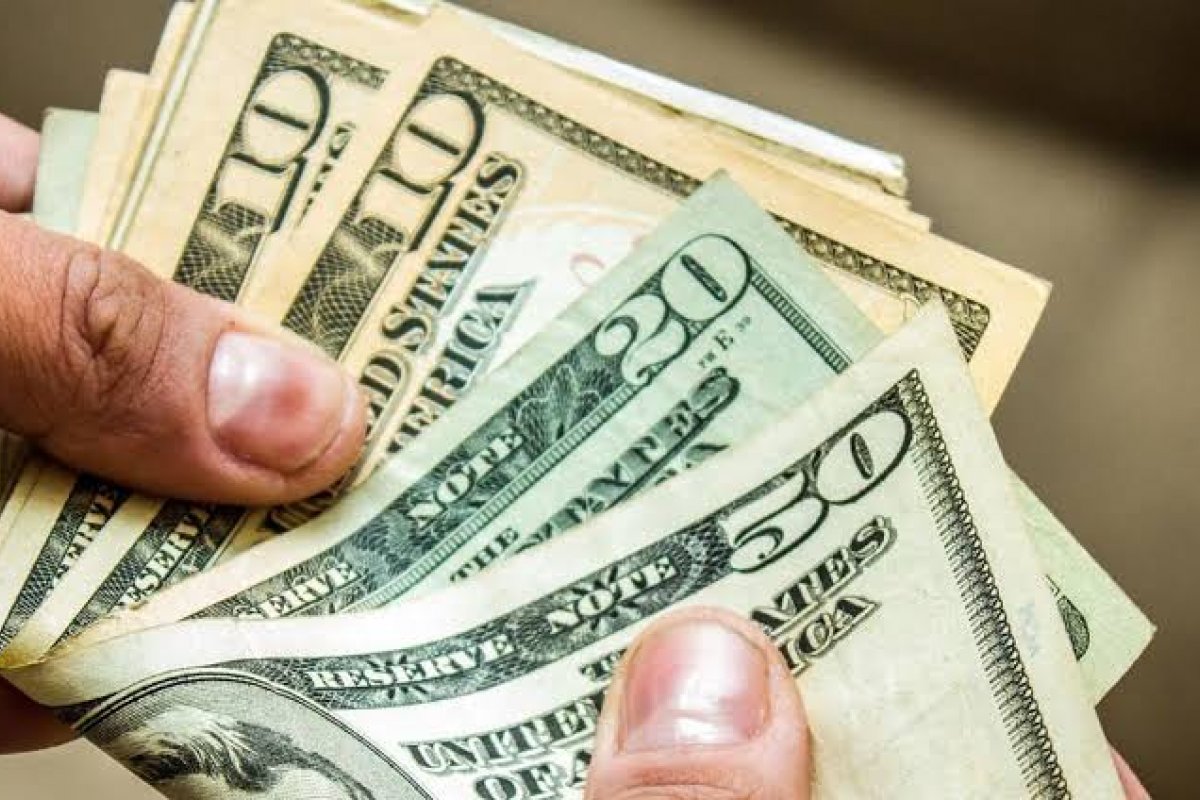 Dólar abre pregão em queda frente ao real nesta terça-feira (28)
