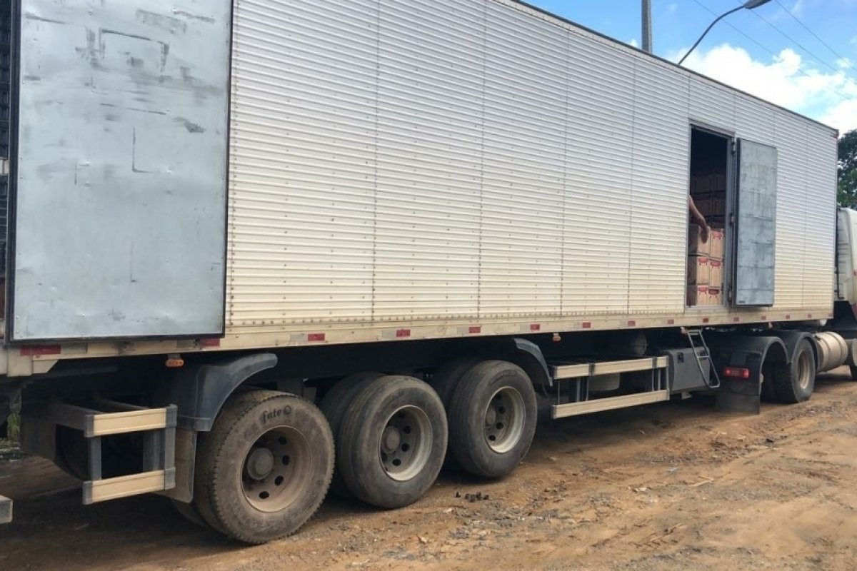 Três pessoas são presas após roubar um veículo com 1,4 mil caixas de ovos 