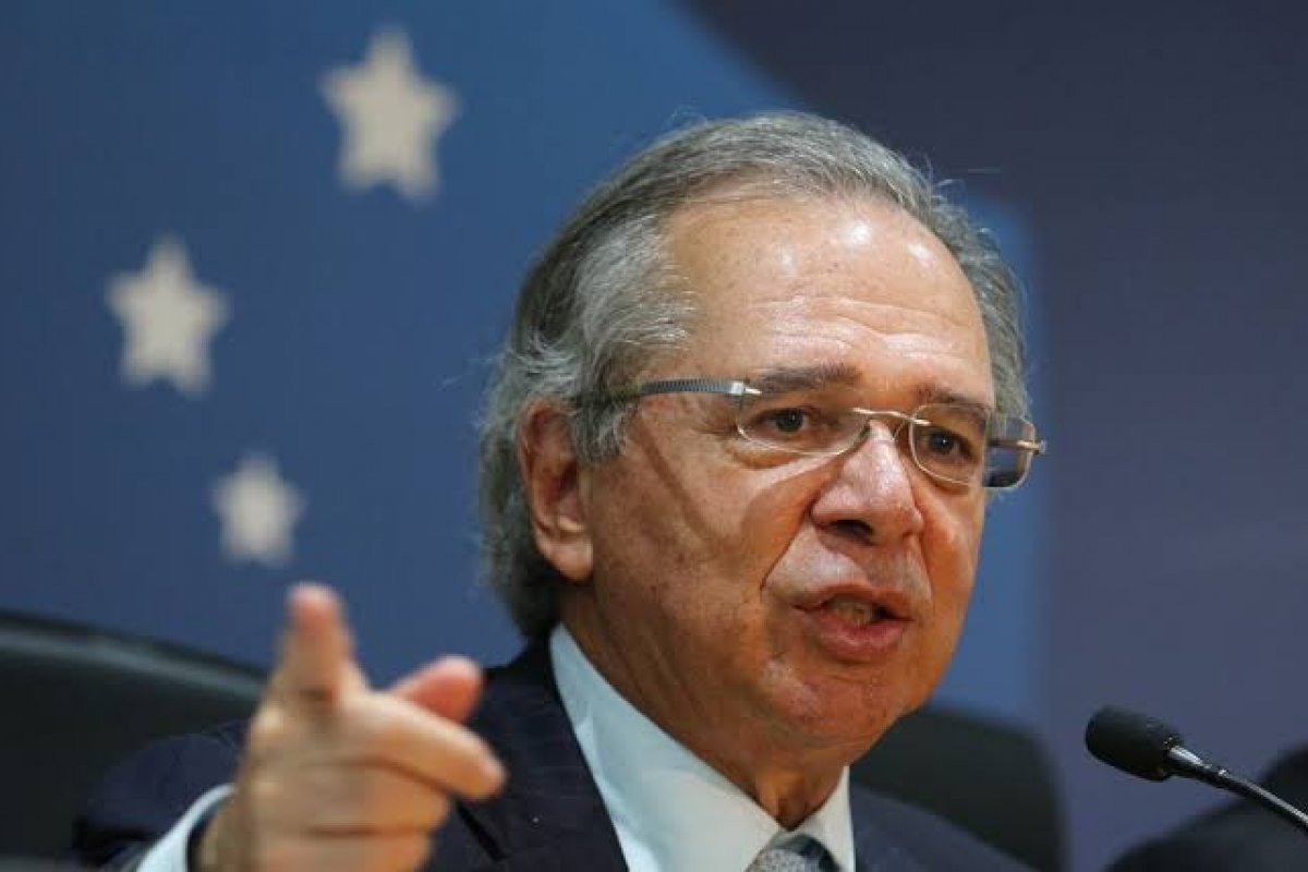 Médicos e enfermeiros podem ficar de fora de congelamento de salários, diz ministro da Economia