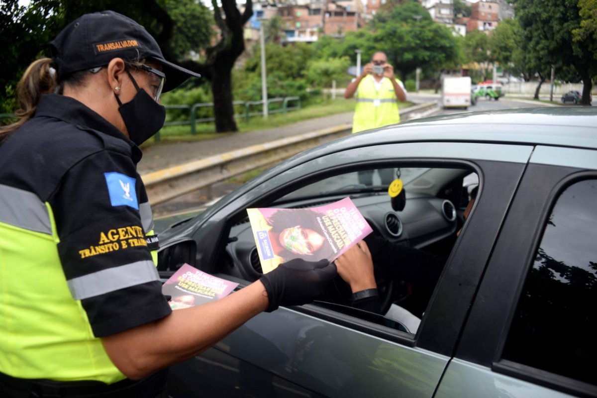 Mais de 300 pessoas são flagradas sem máscaras de proteção em operação das blitzes, em Salvador