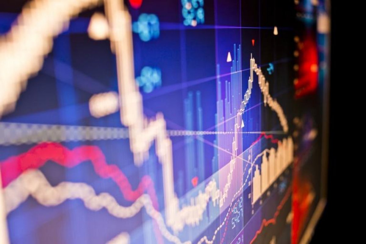 Ibovespa cai mais de 3% e dólar sobe e tem quarto mês seguido de alta frente ao real