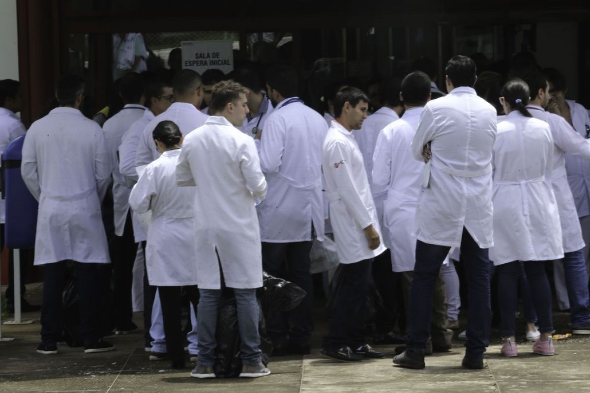 Presidente do CFM repudia governadores do NE por pedirem médicos sem o Revalida