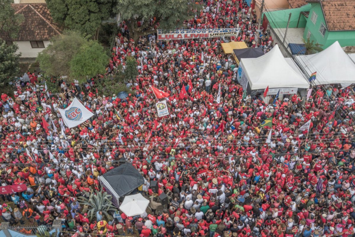 Rivais políticos marcaram presença em celebração do 1º de Maio pela internet