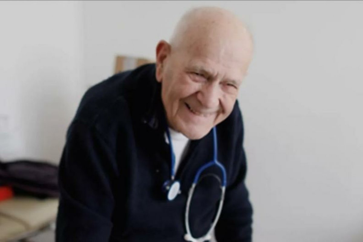 Médico de 98 anos continua visitando pacientes em tempos de pandemia 
