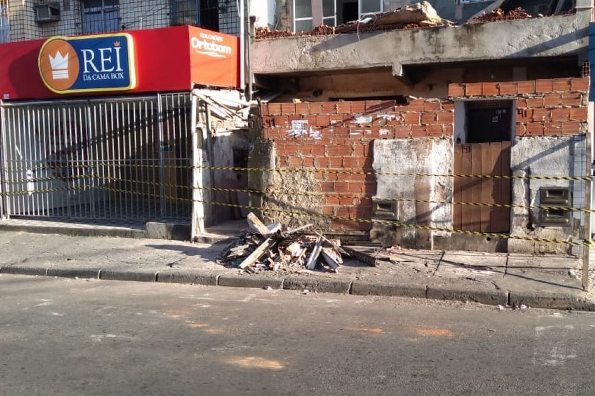 Parte de uma casa desaba na Boca do Rio