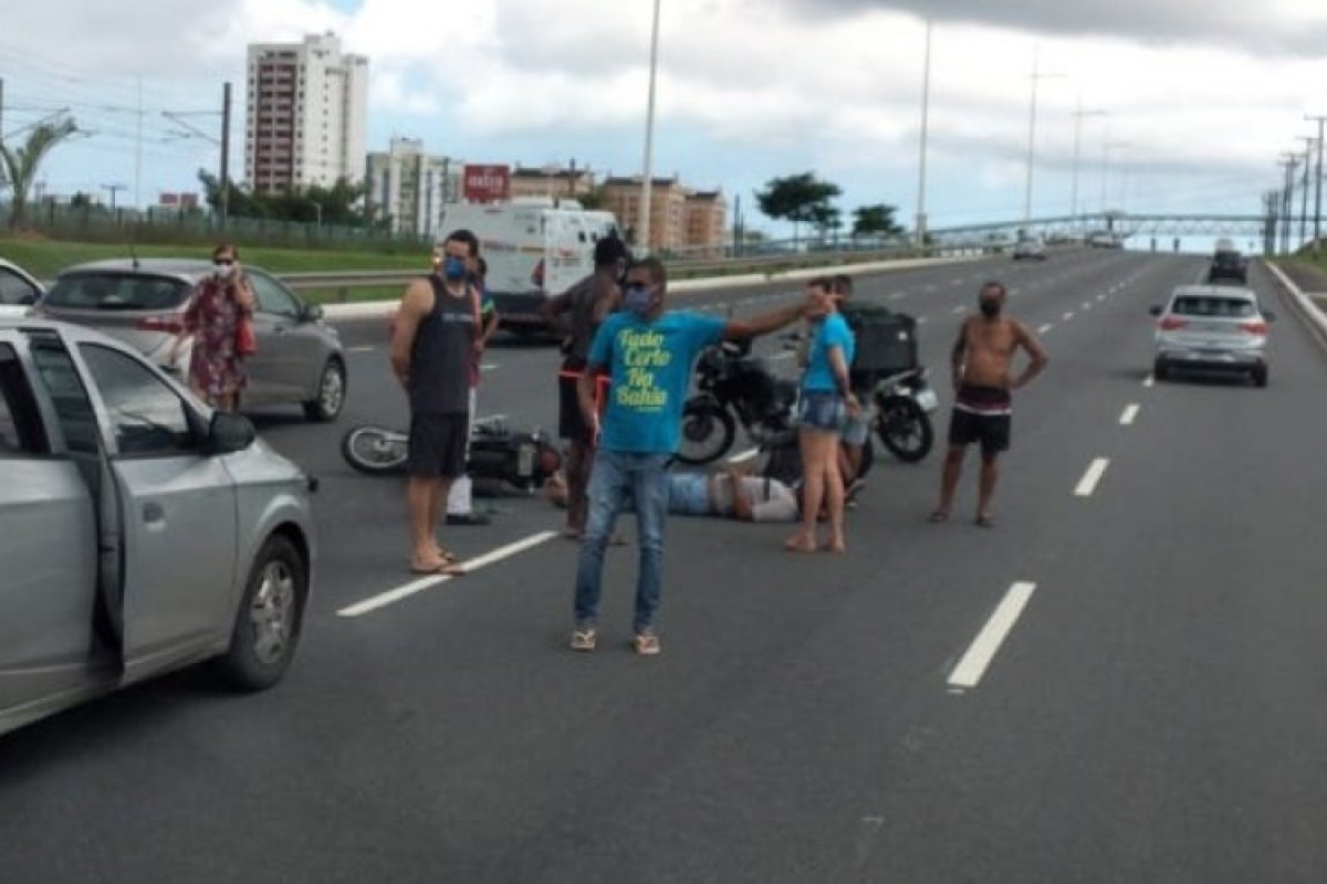 Motociclista fica ferido após acidente na AV. Paralela  