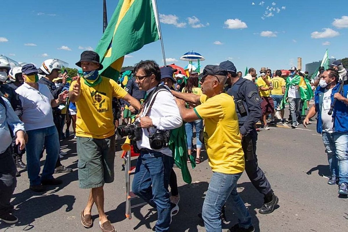 Equipe de reportagem do Estadão é agredida por apoiadores de Bolsonaro