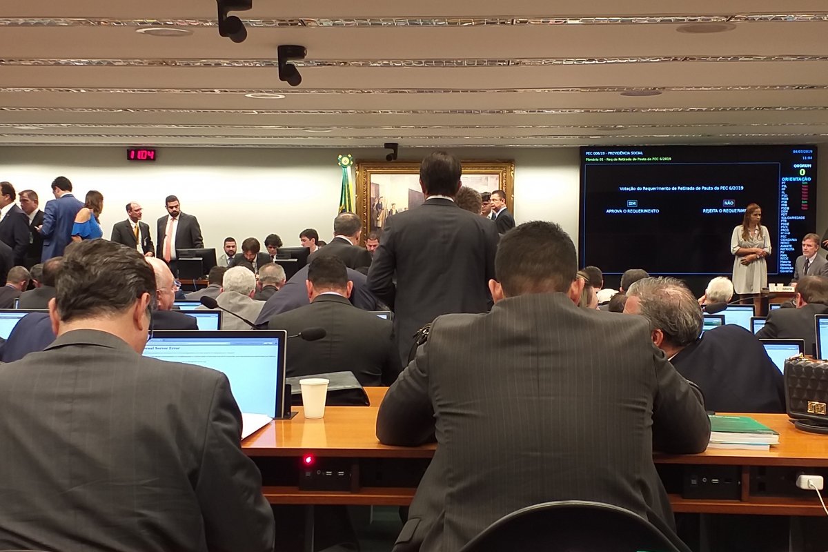 Comissão da Reforma da Previdência enfrenta manobras antes de votar texto