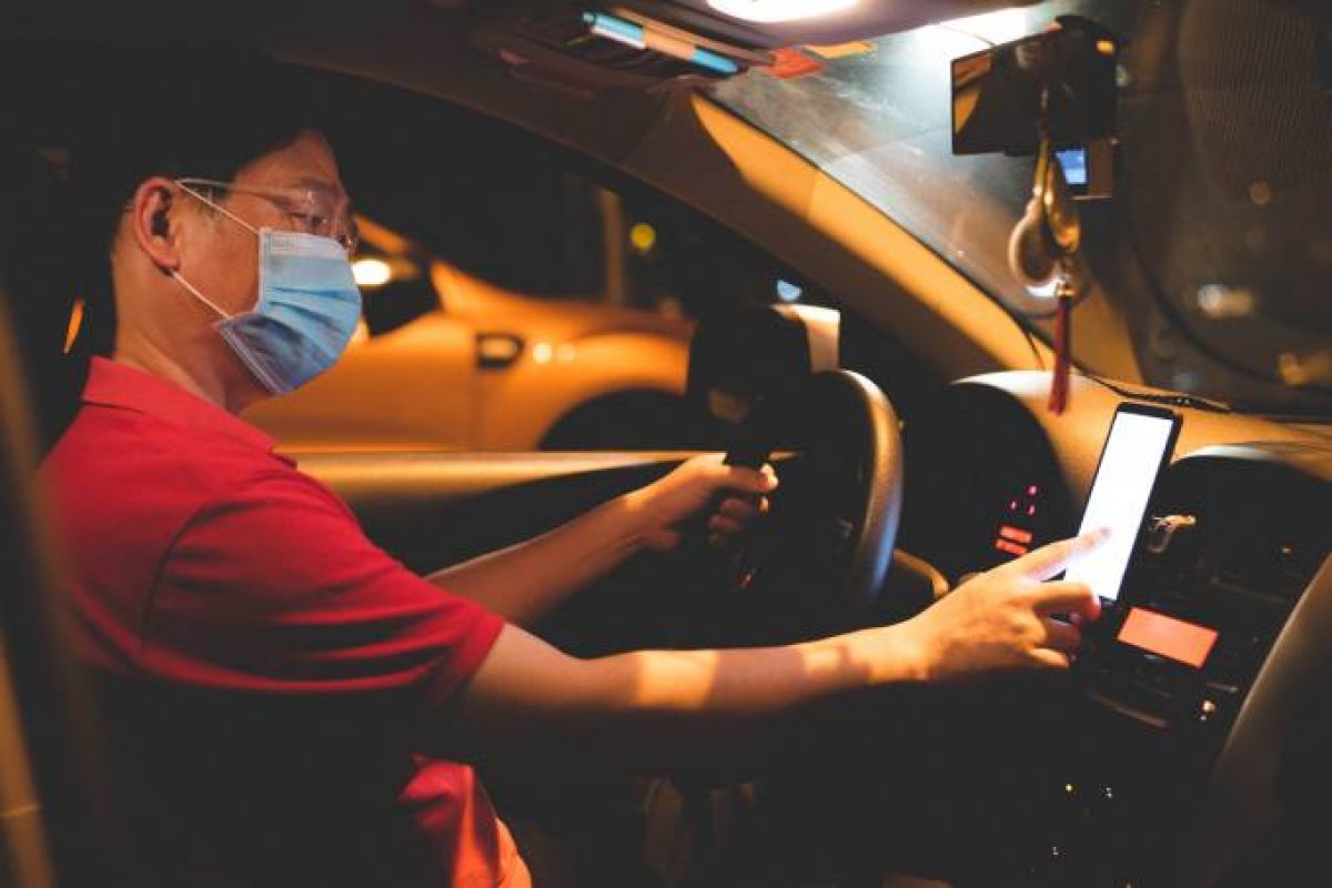 Uber pode obrigar motoristas da plataforma e passageiros a utilizarem máscaras de proteção