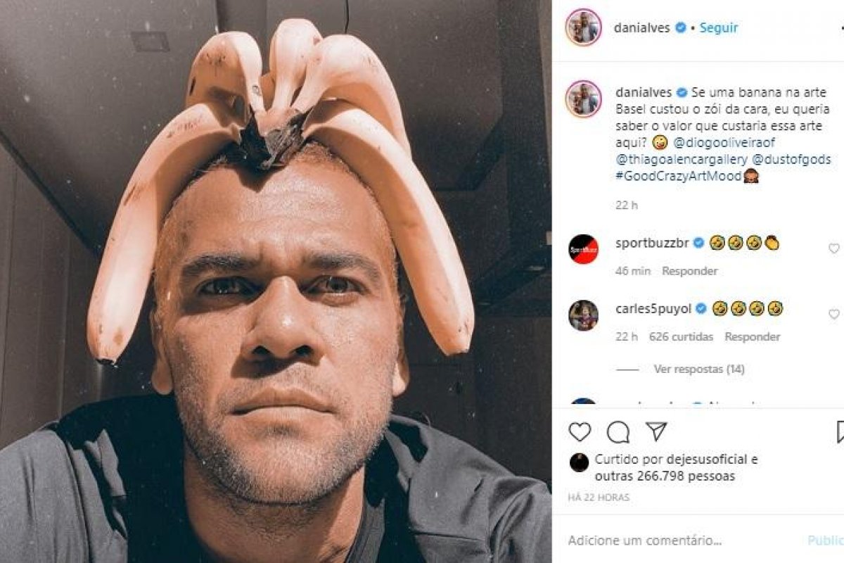 Atleta Daniel Alves  surge com bananas na cabeça e diverte a web 