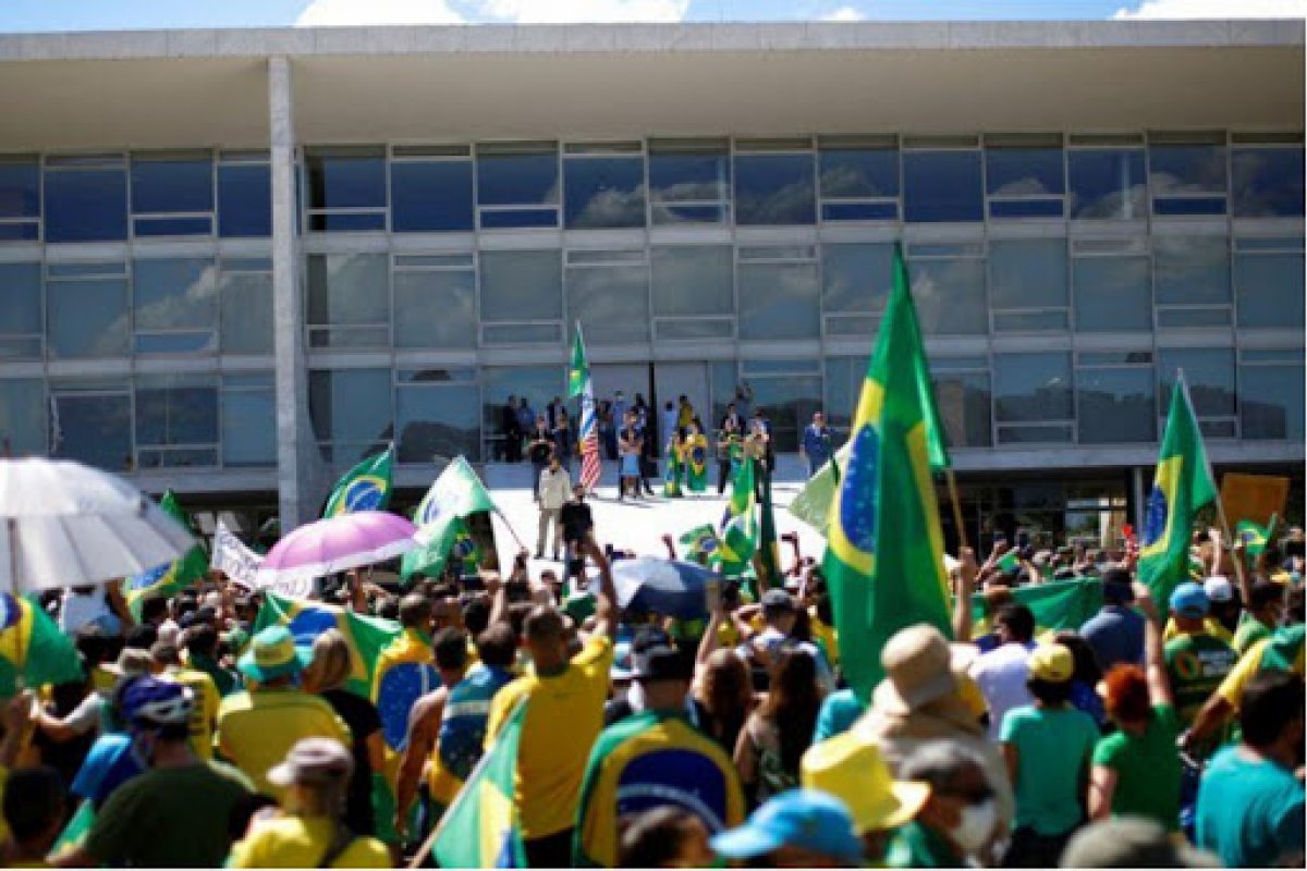 Em decisão antidemocrática da justiça, manifestantes são punidos por expressarem desgostar de Alexandre de Moraes
