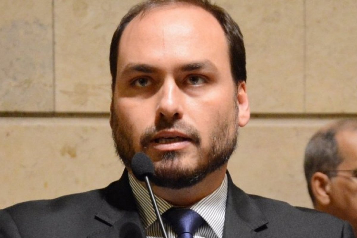 Carlos Bolsonaro responde Moro nas redes sociais e diz que ex-juiz está preocupado com "biografia e autopromoção”