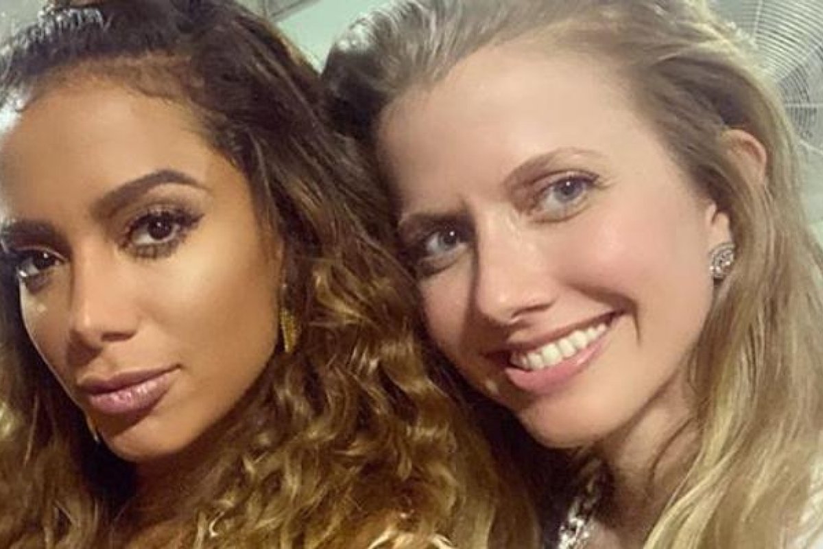 Anitta e Gabriela Prioli revelam que vão fazer lives para falar sobre  política 